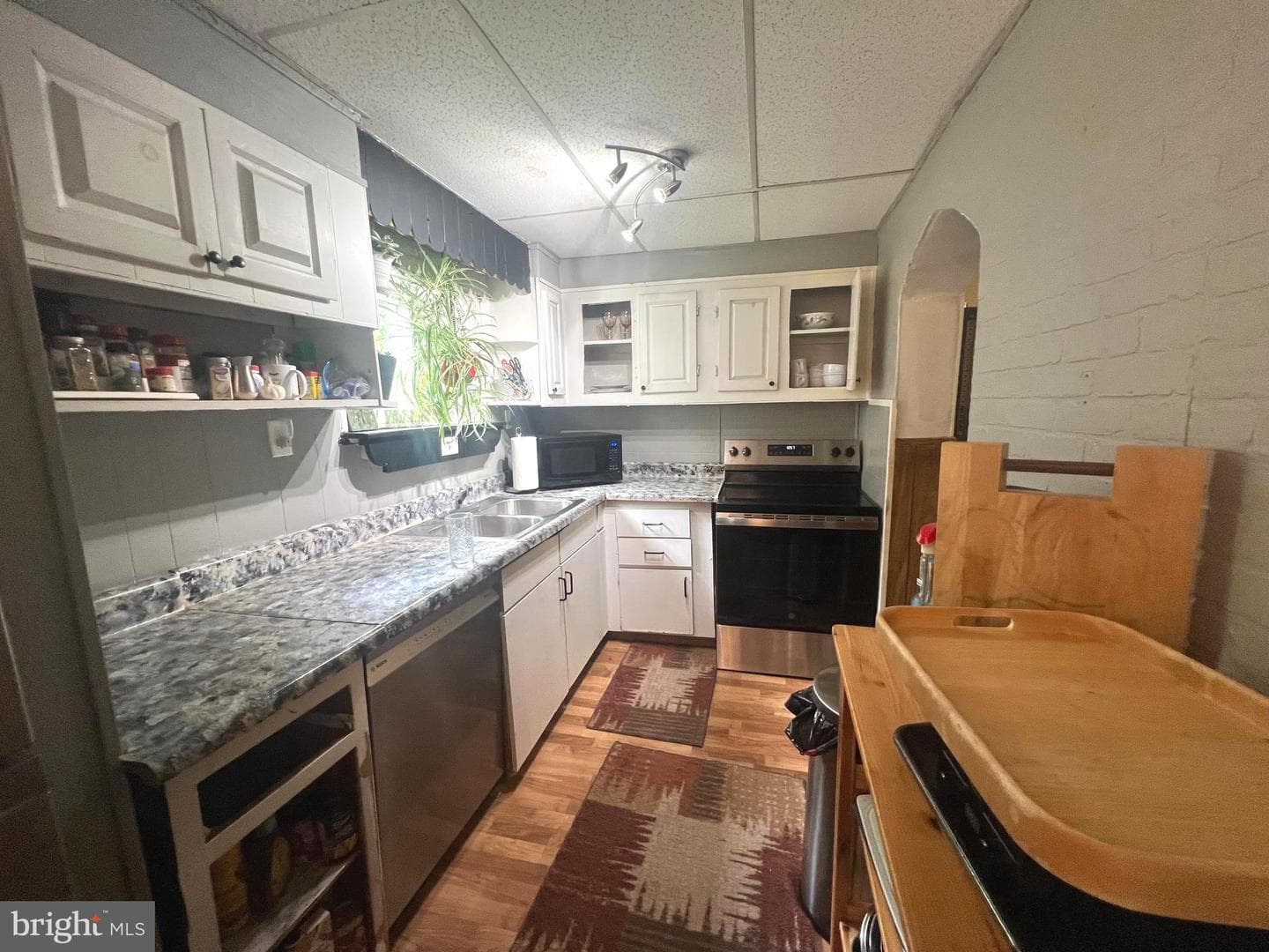 323 Richmond Street photo 8