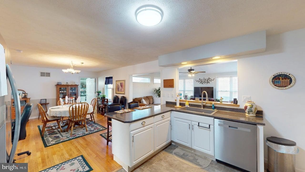 1560 Beacon Street photo 10