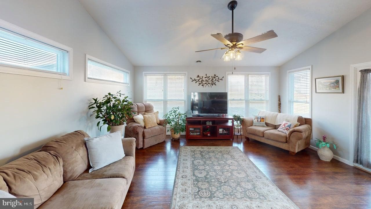 1560 Beacon Street photo 5