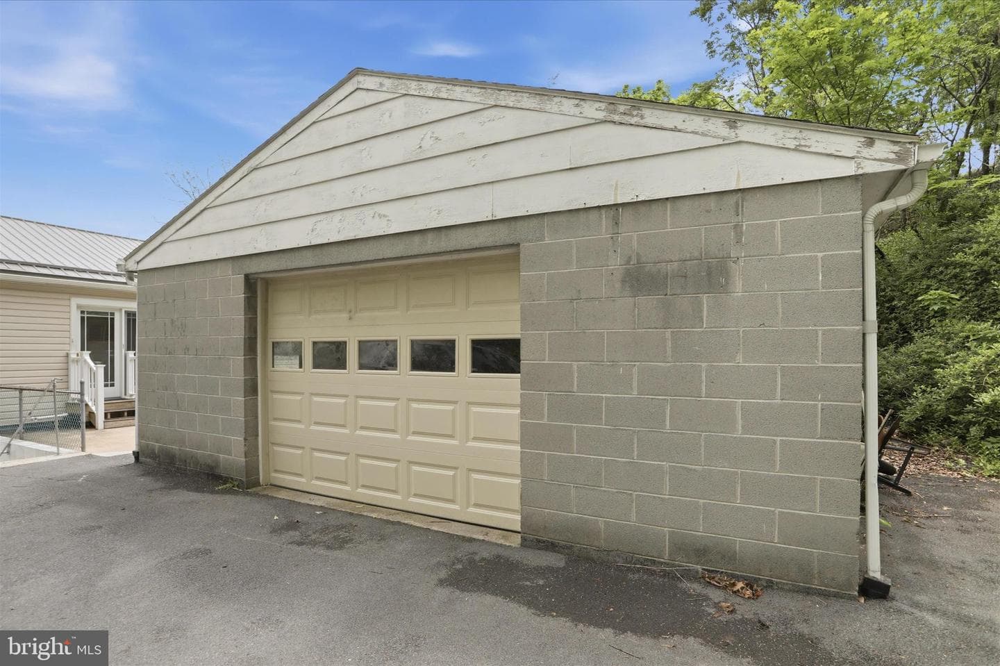 1076 Frankfort Highway photo 16