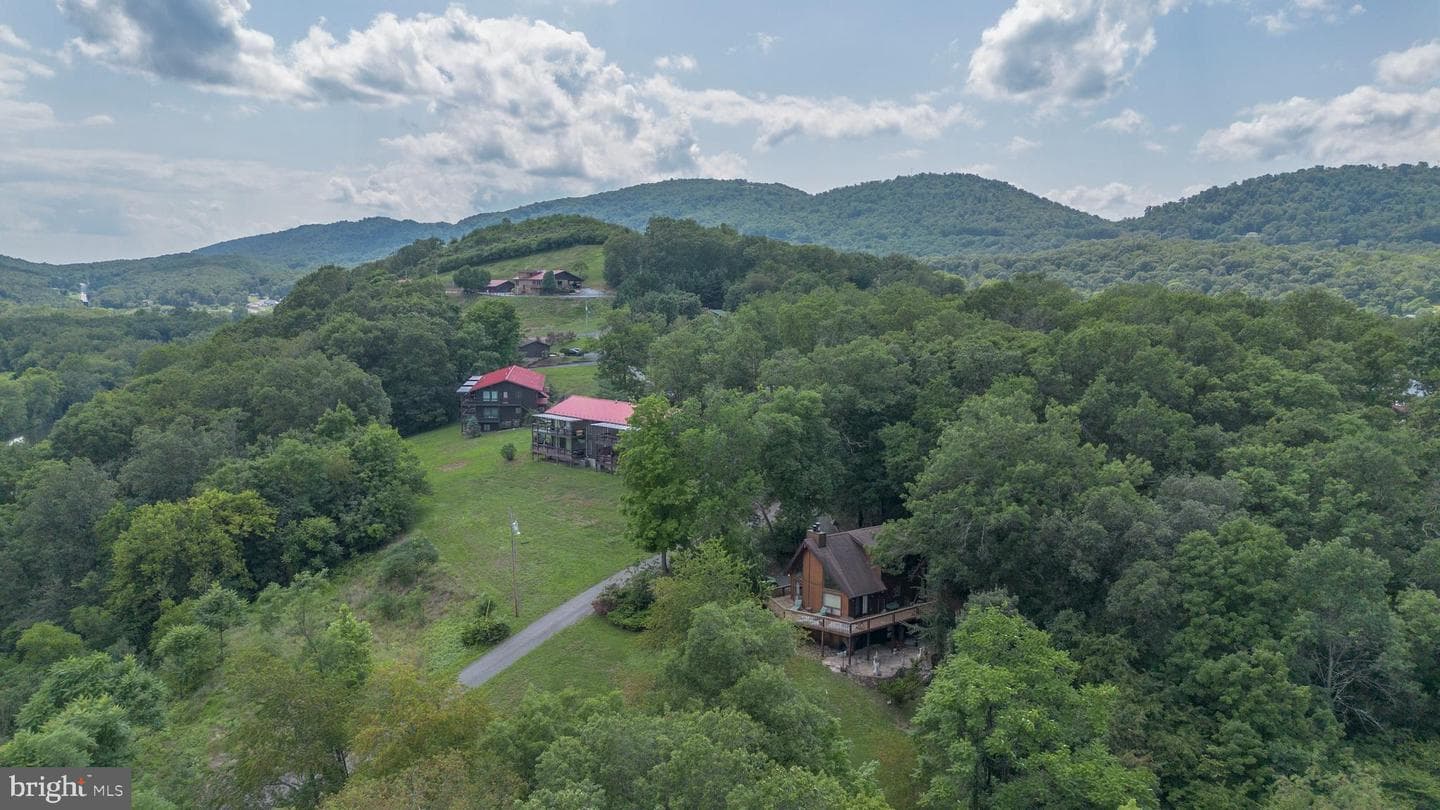 144 Mulberry Lane photo 3