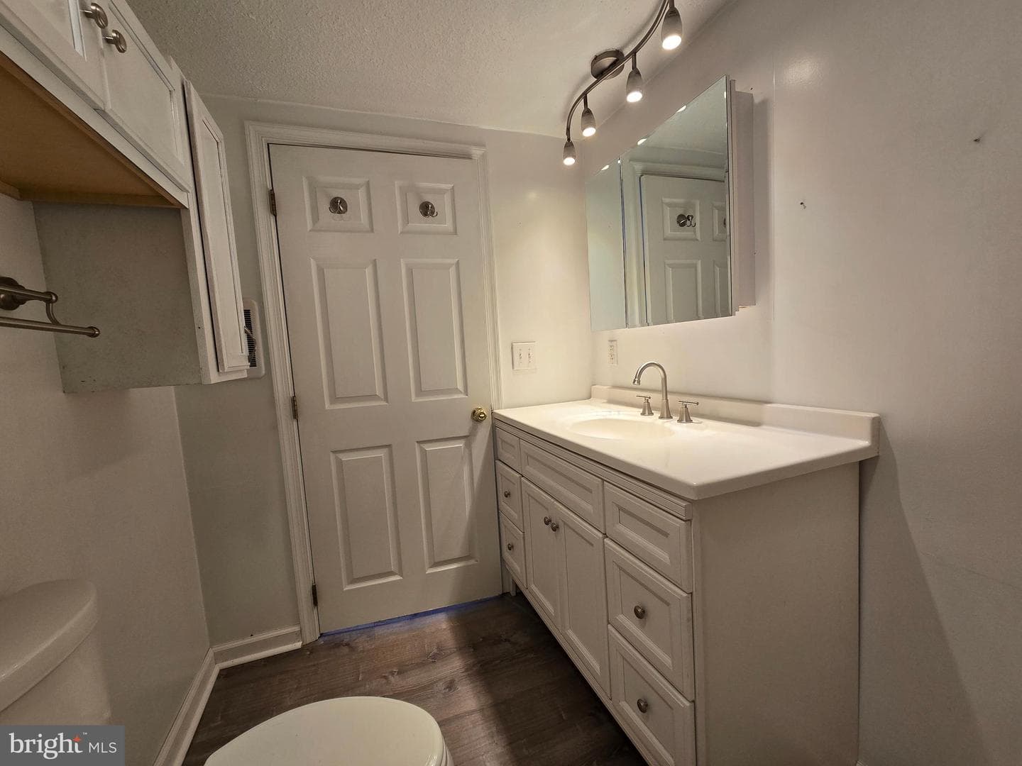 240 Ewing Street photo 10