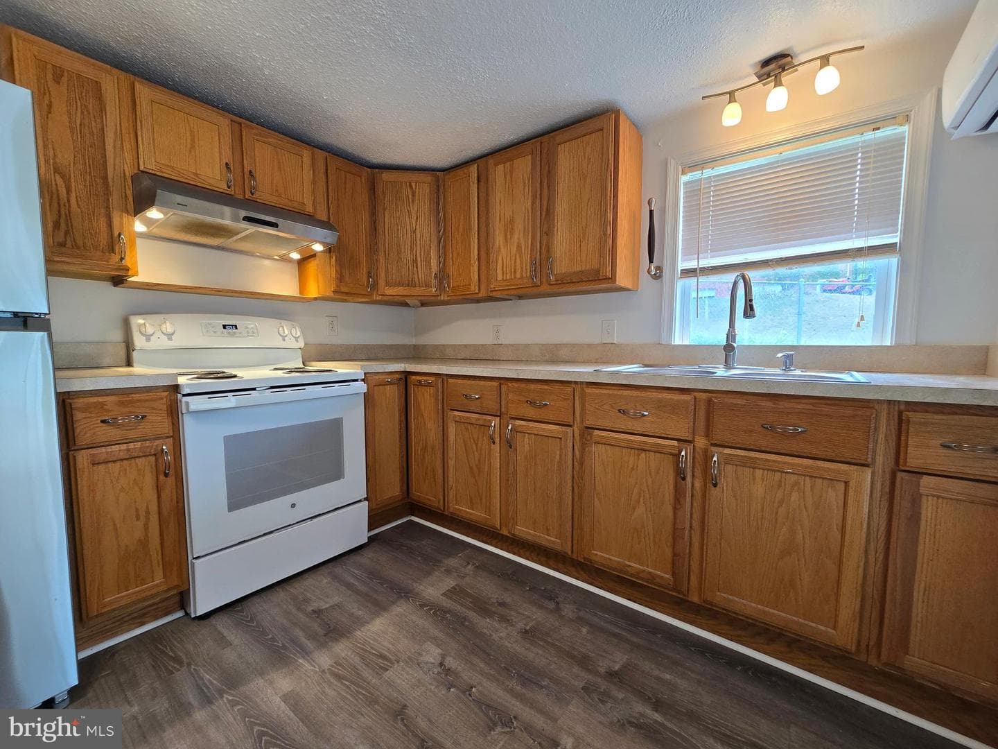 240 Ewing Street photo 3
