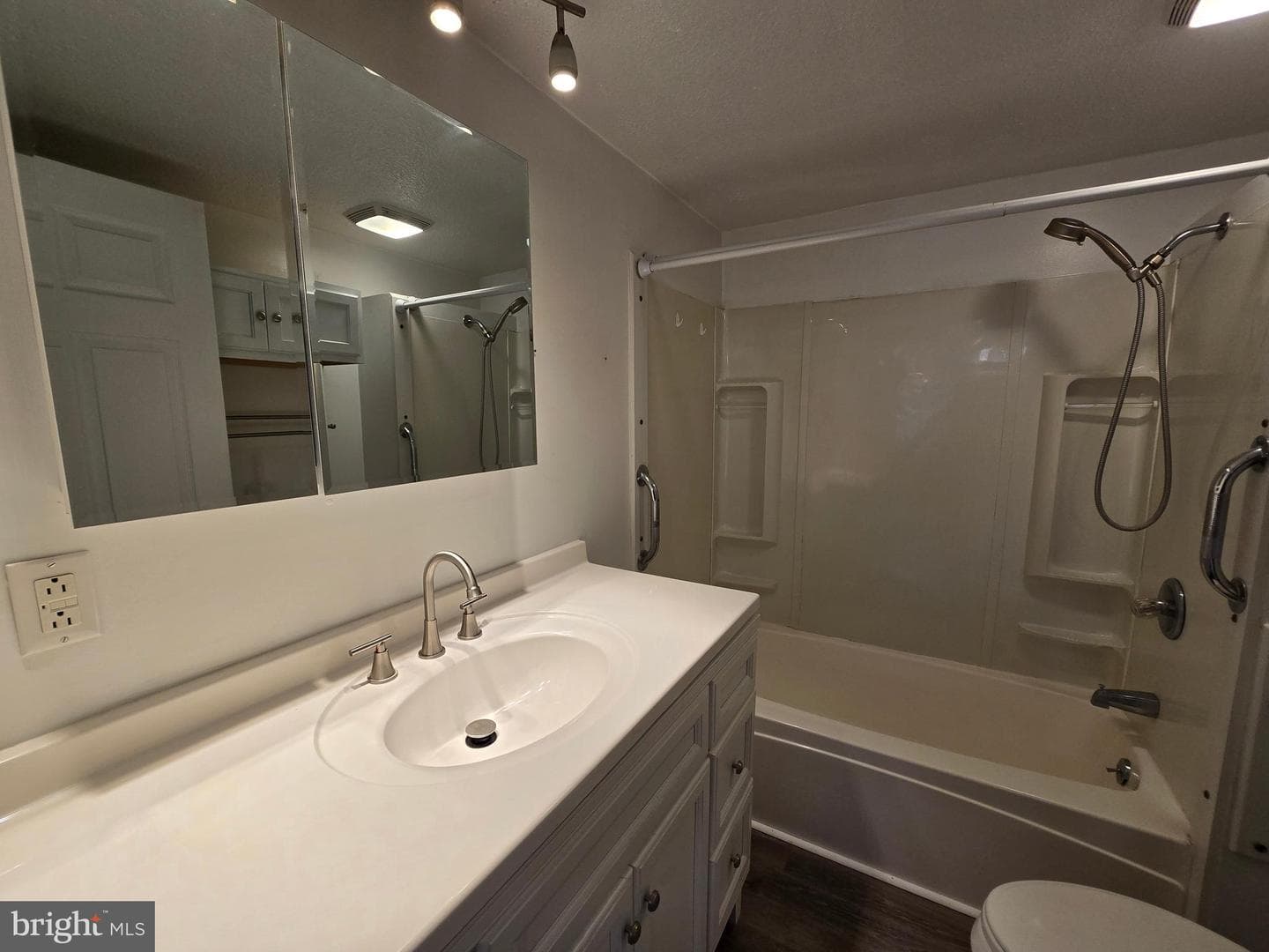 240 Ewing Street photo 9