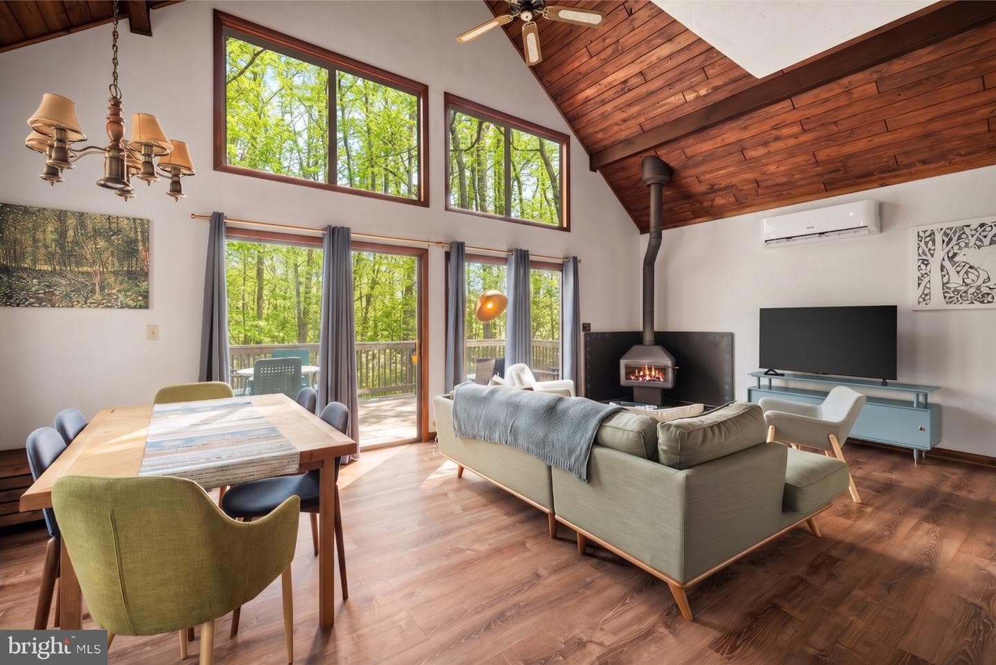 220 Leisure Lane photo 4