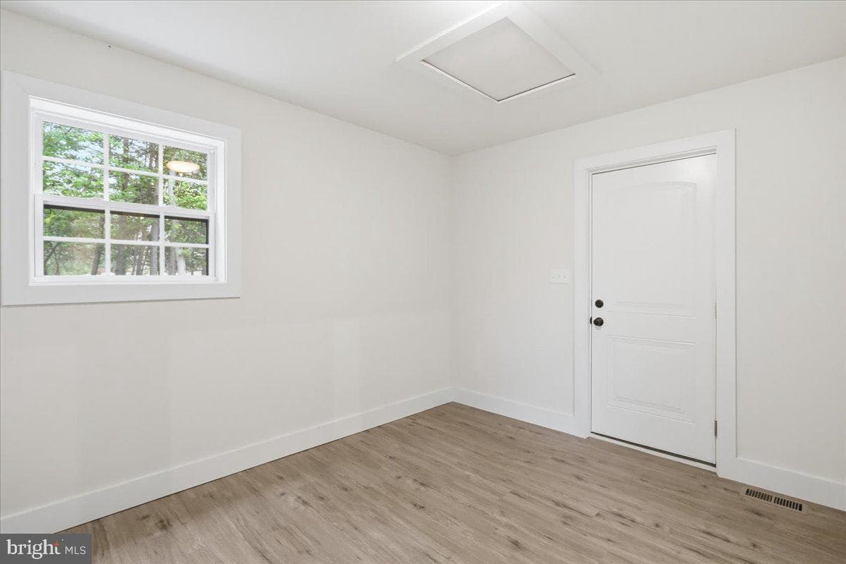 124 Medford Lane photo 29