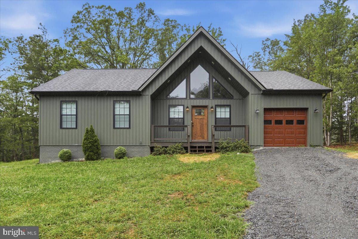124 Medford Lane photo 3