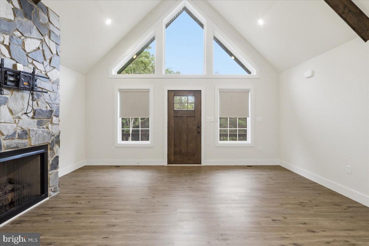 124 Medford Lane photo 6