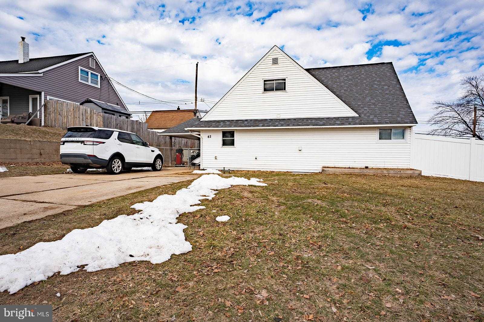 42 Hollyhock Ln, Levittown