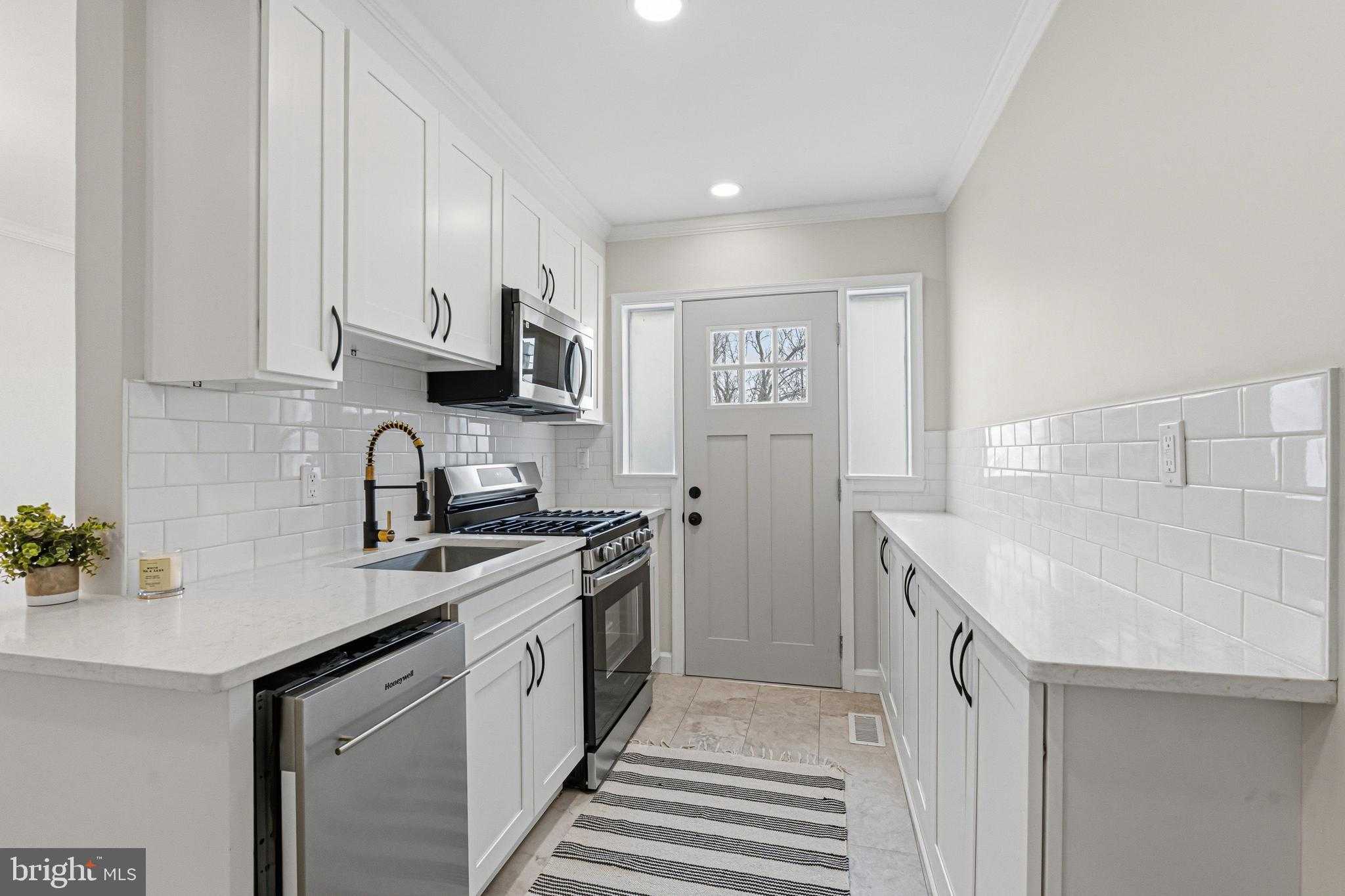 1326 Tompkins St photo 8