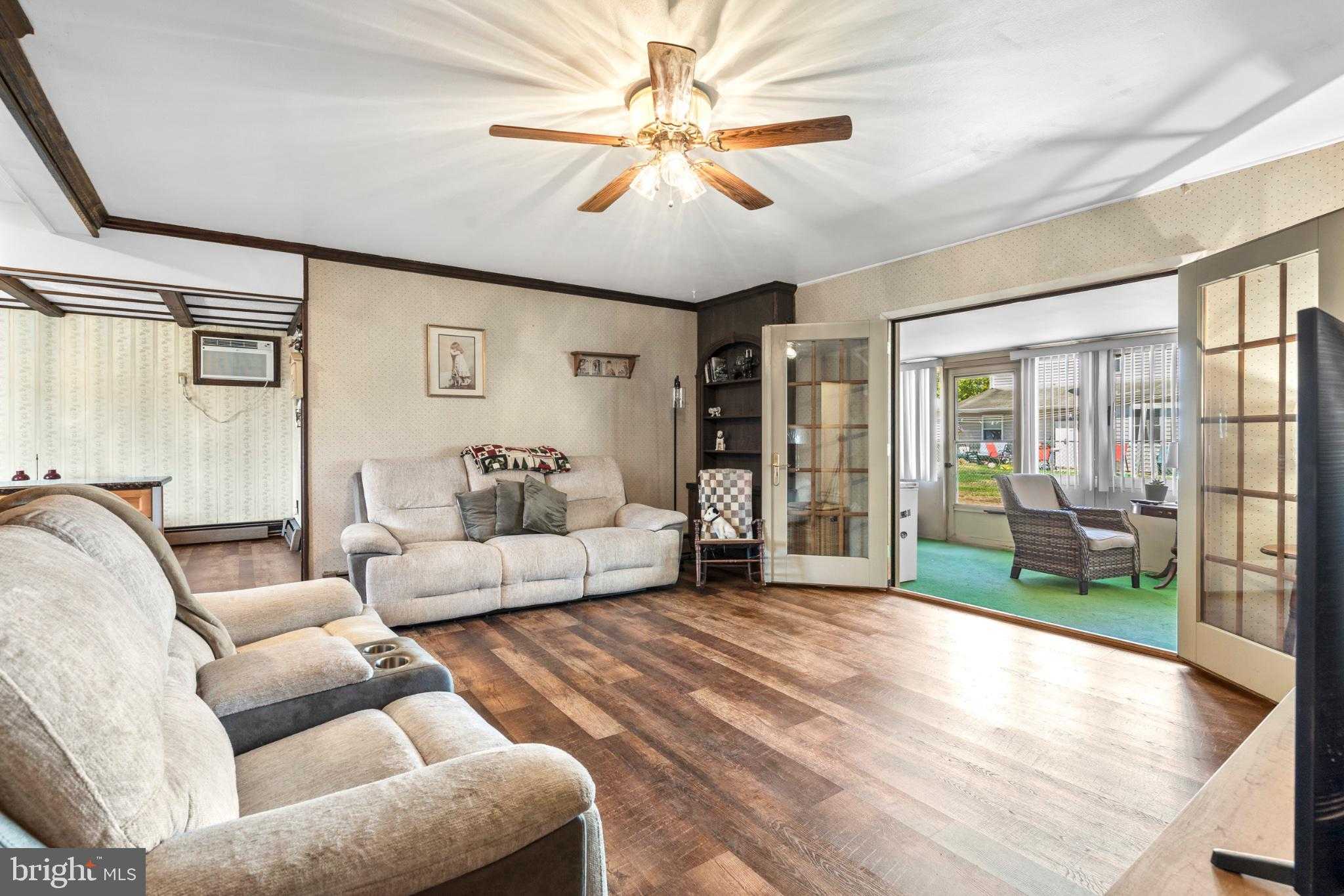 58 Nearwood Ln, Levittown
