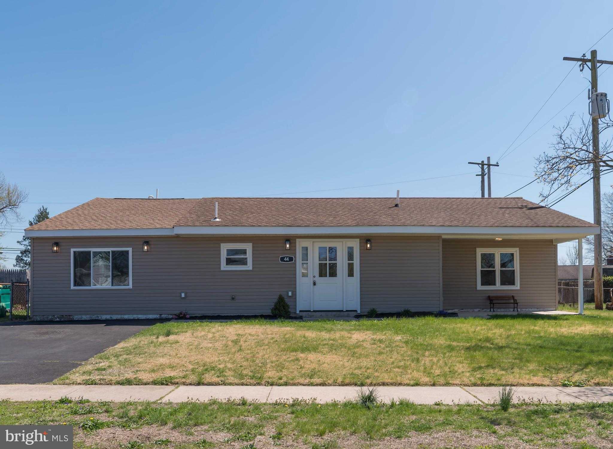 44 Elm Ln, Levittown