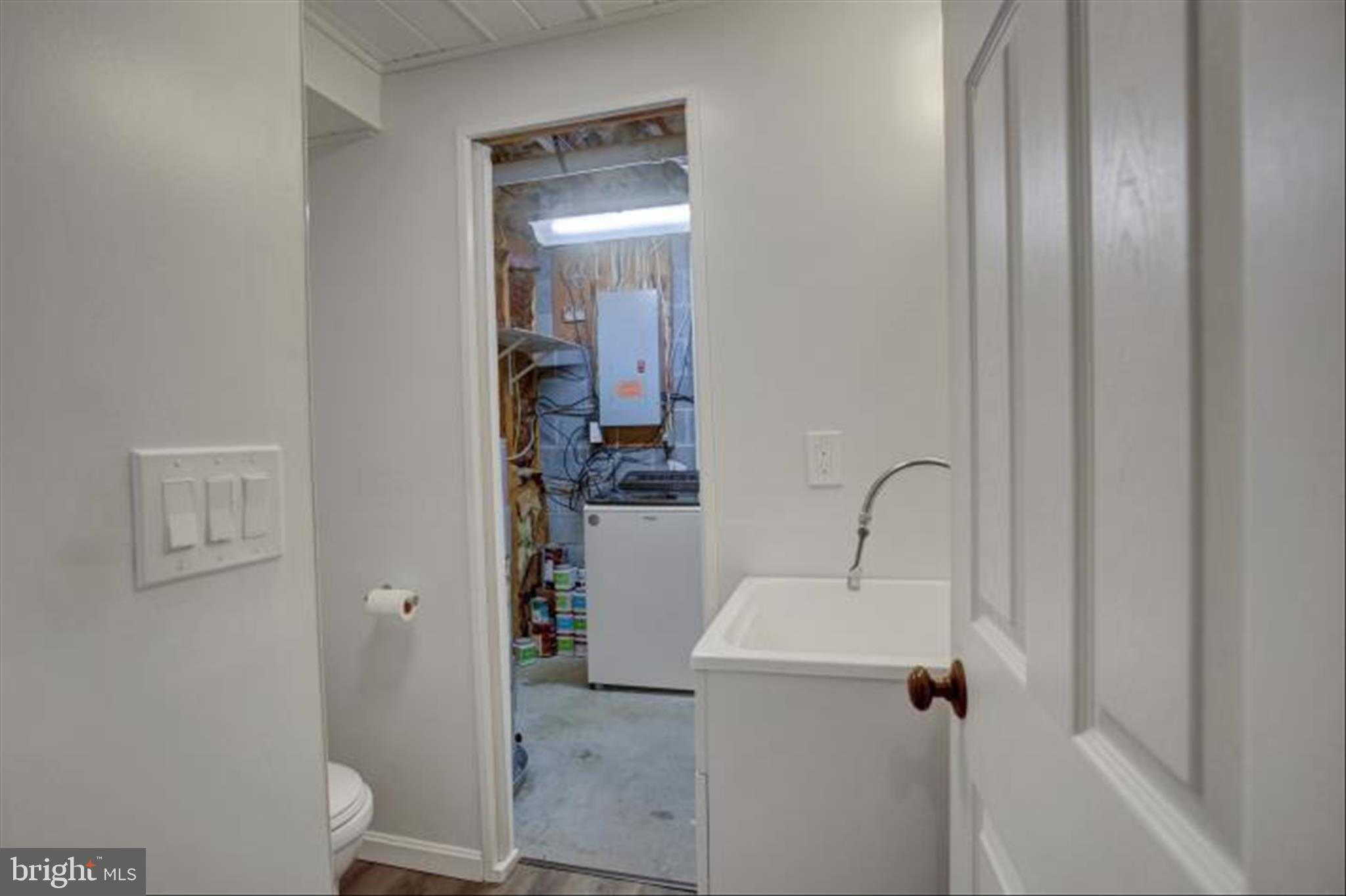 121 Albany Ave E photo 33