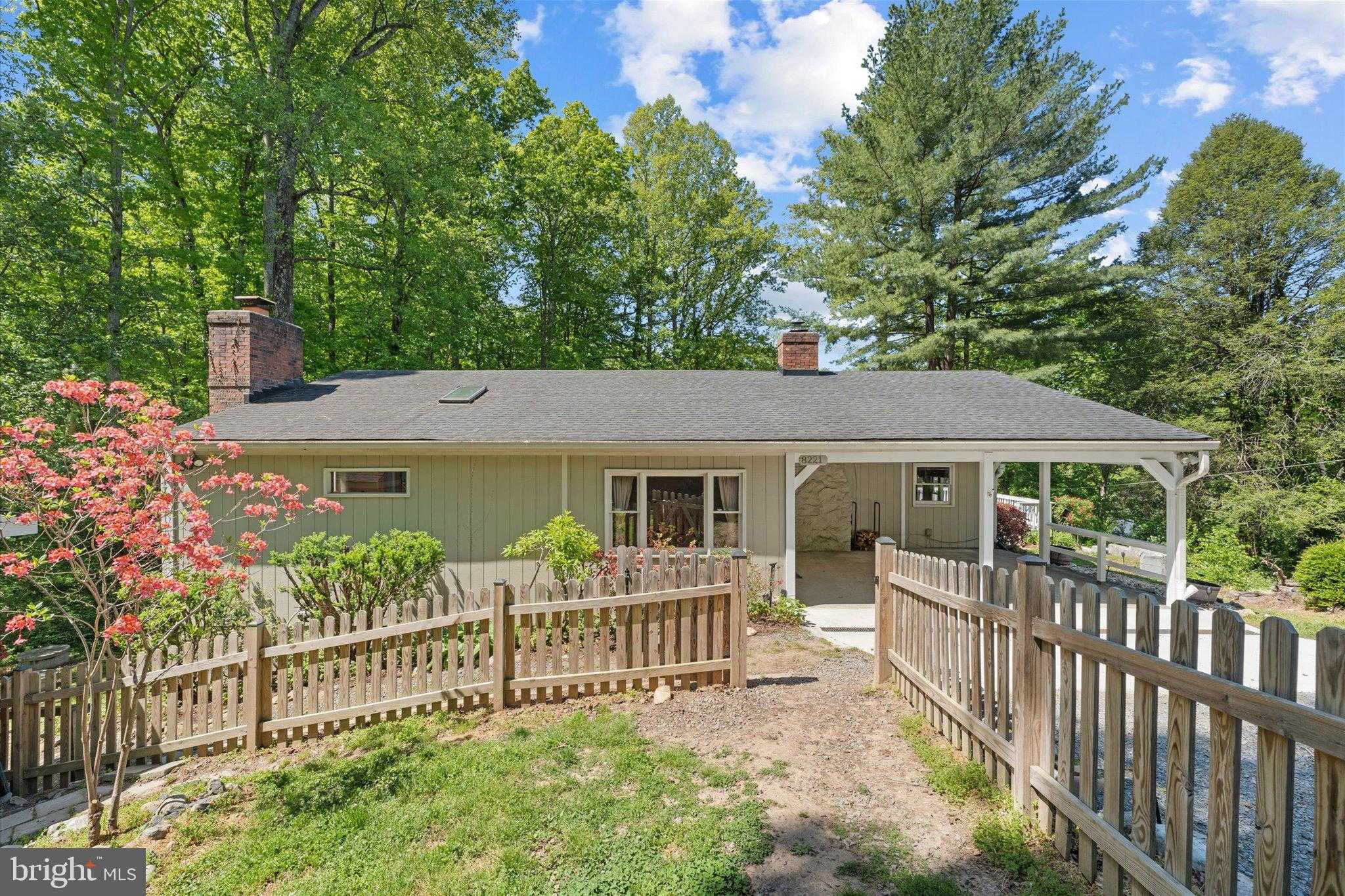 8221 Hickory Hill Dr, Manassas
