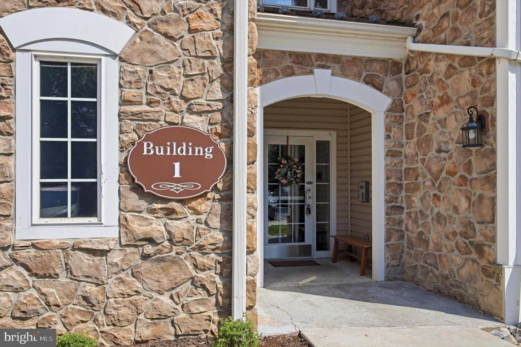 121 Creekside Dr, Brookhaven