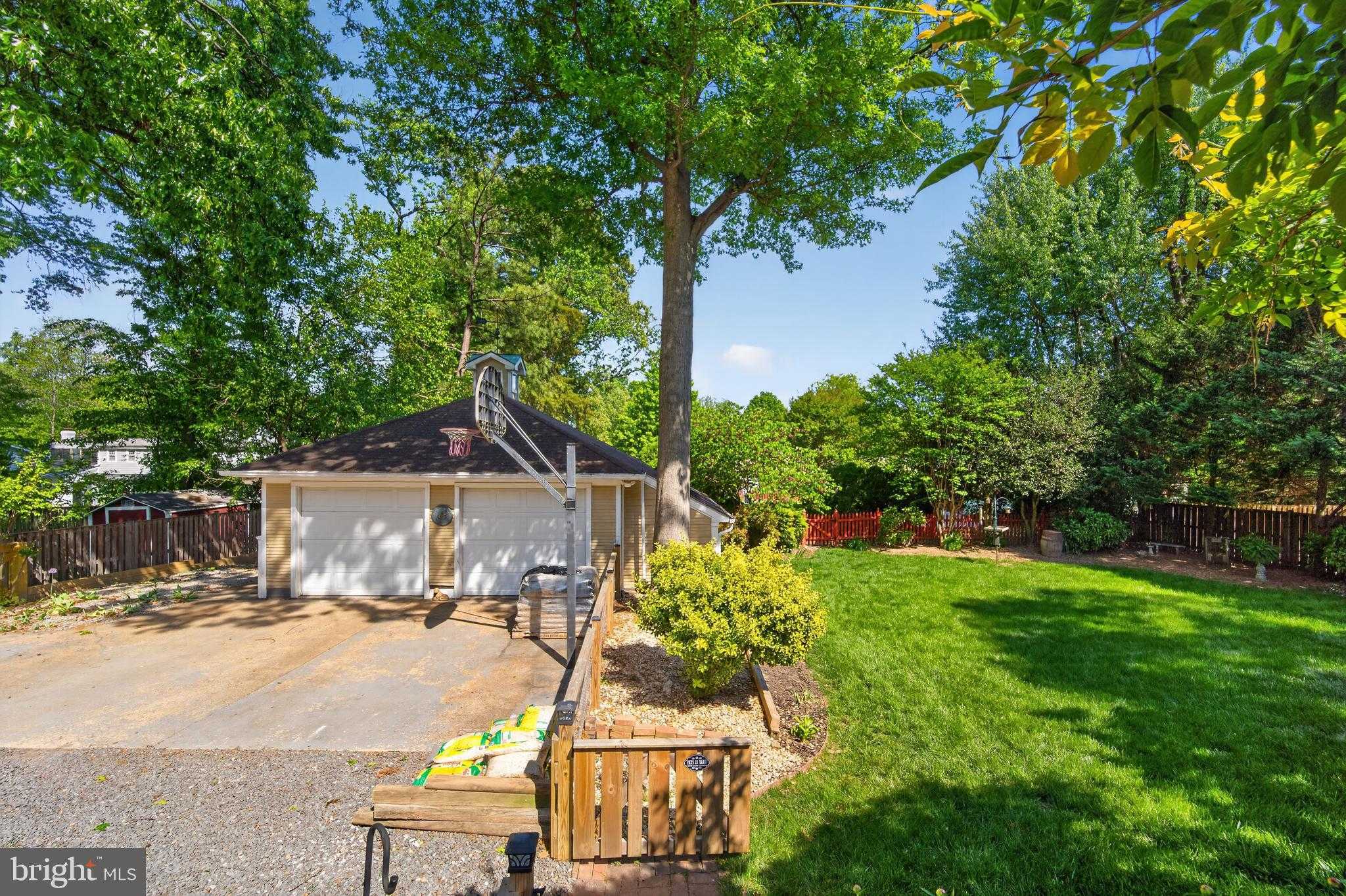 805 N Quaker Ln photo 31