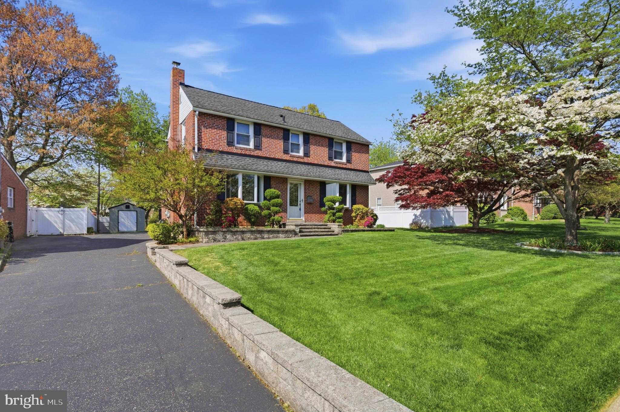 418 Colonial Park Dr, Springfield