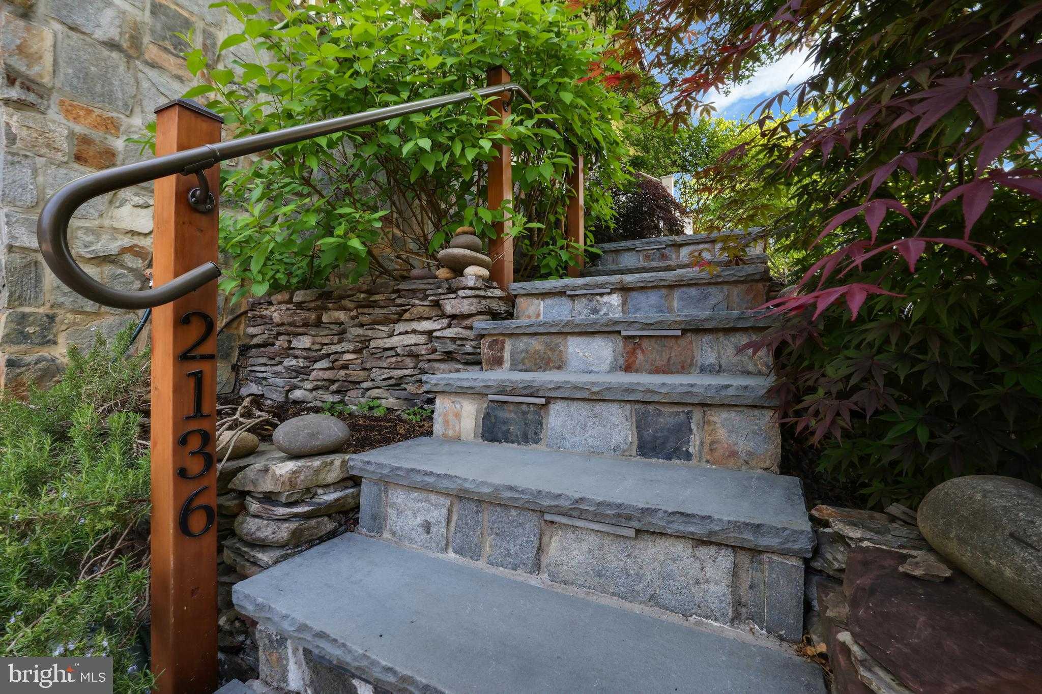 2136 Powhatan St photo 3