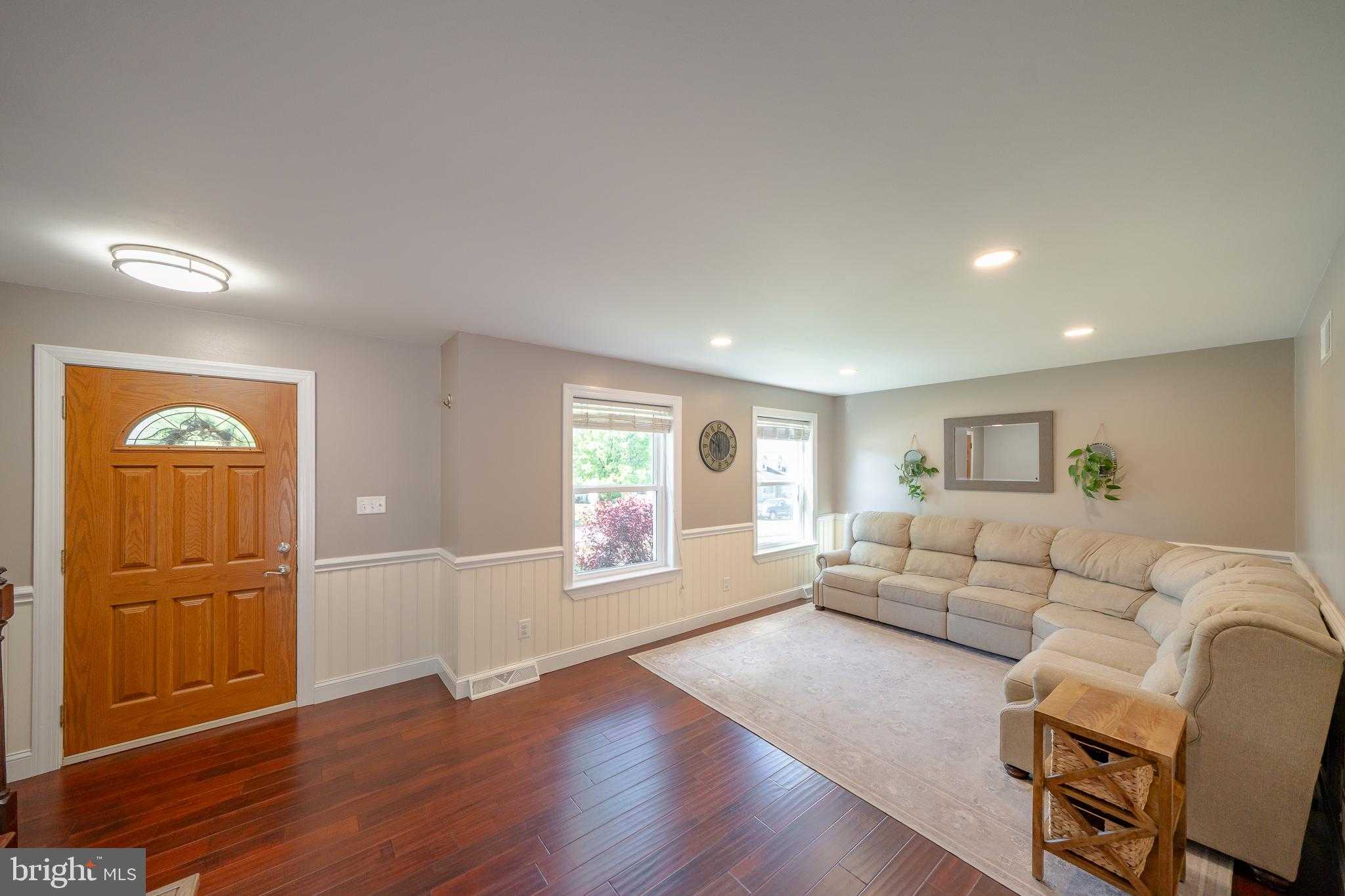 115 Larkspur Dr photo 2