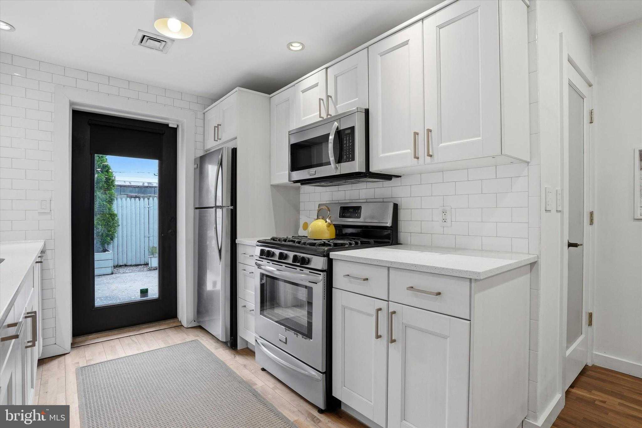 1512 Montrose St photo 11