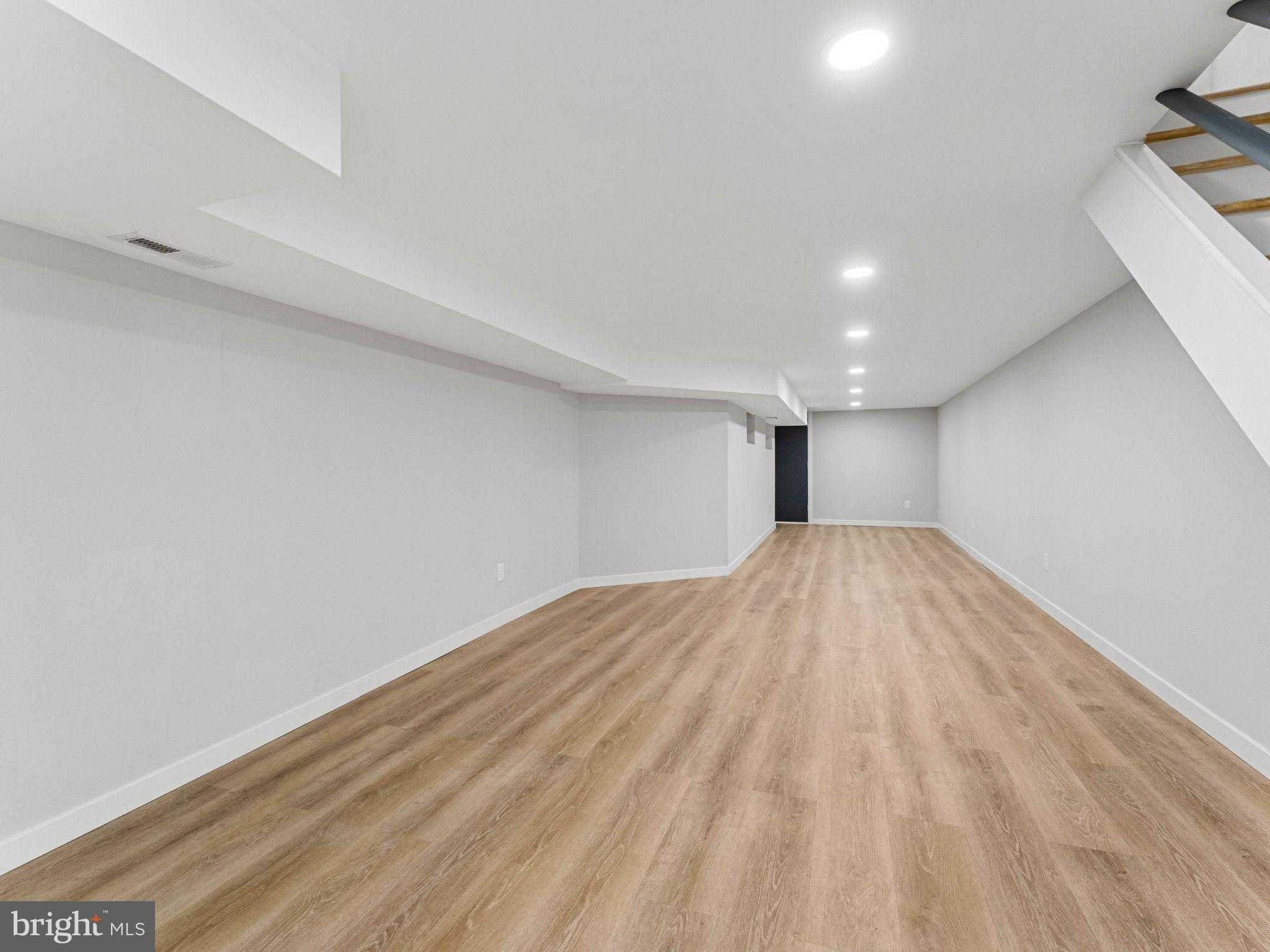 6058 Webster St photo 28