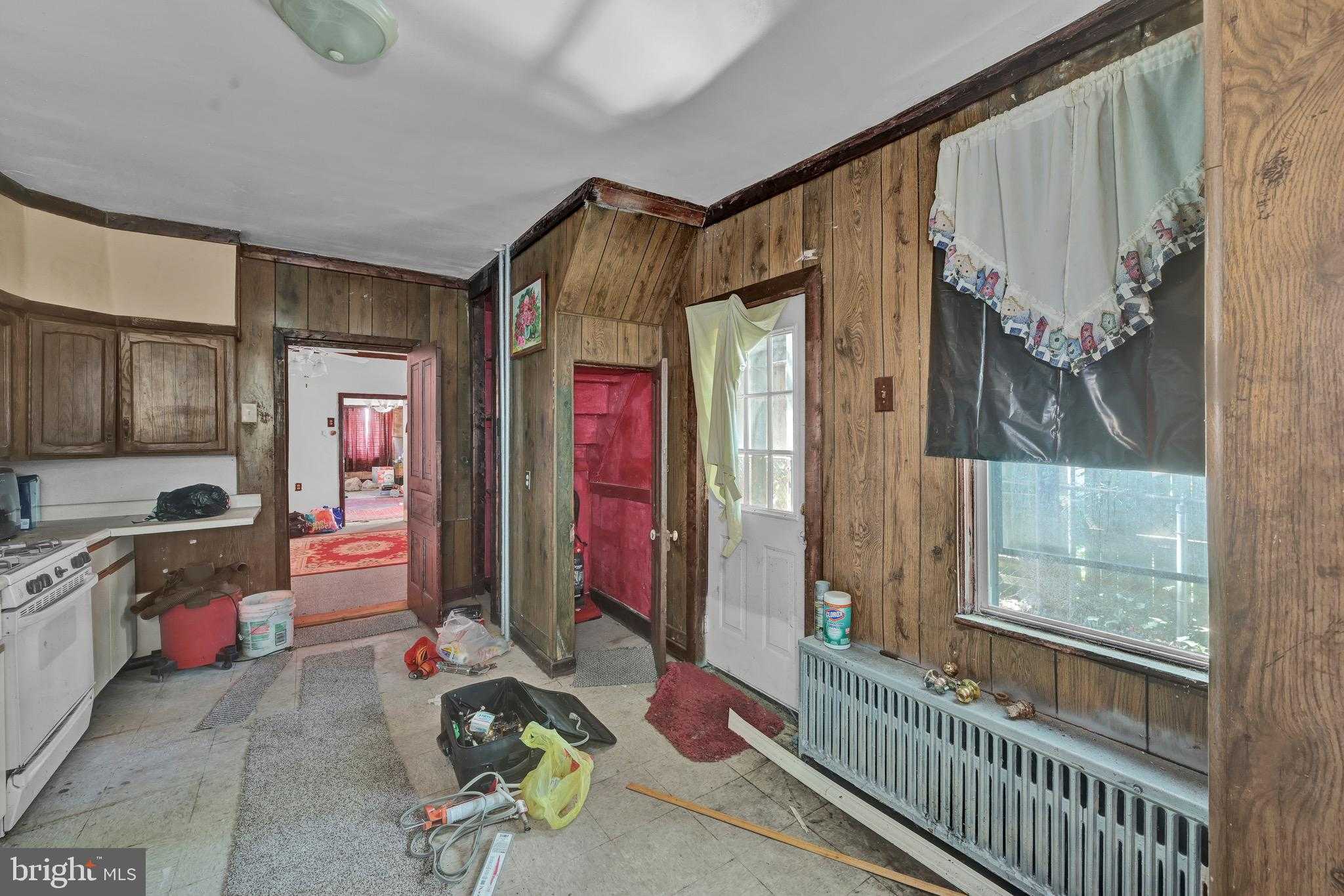 610 W Race St photo 14