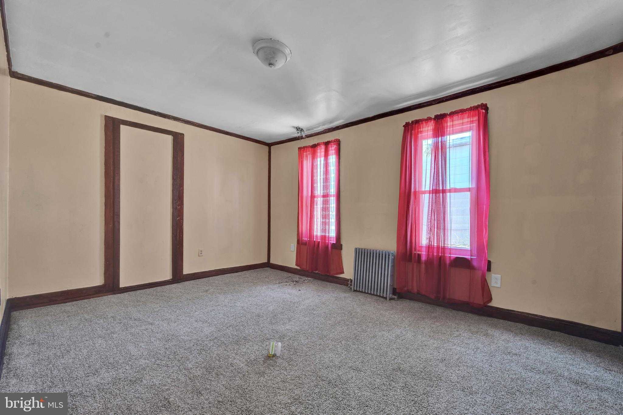 610 W Race St photo 18