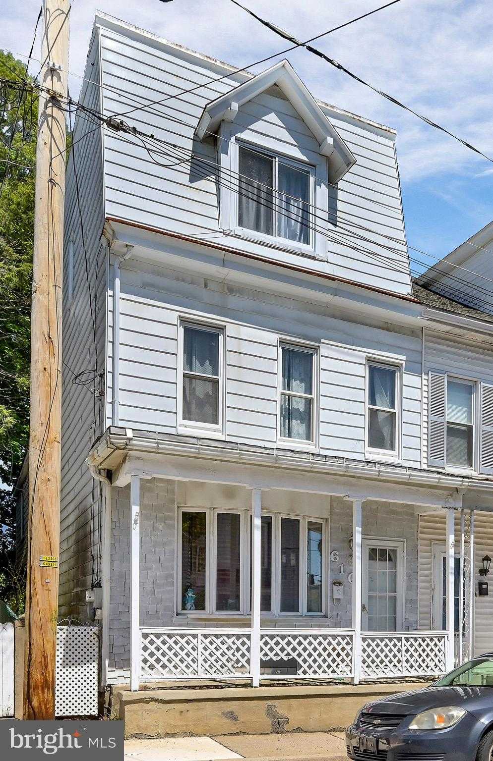 610 W Race St photo 2