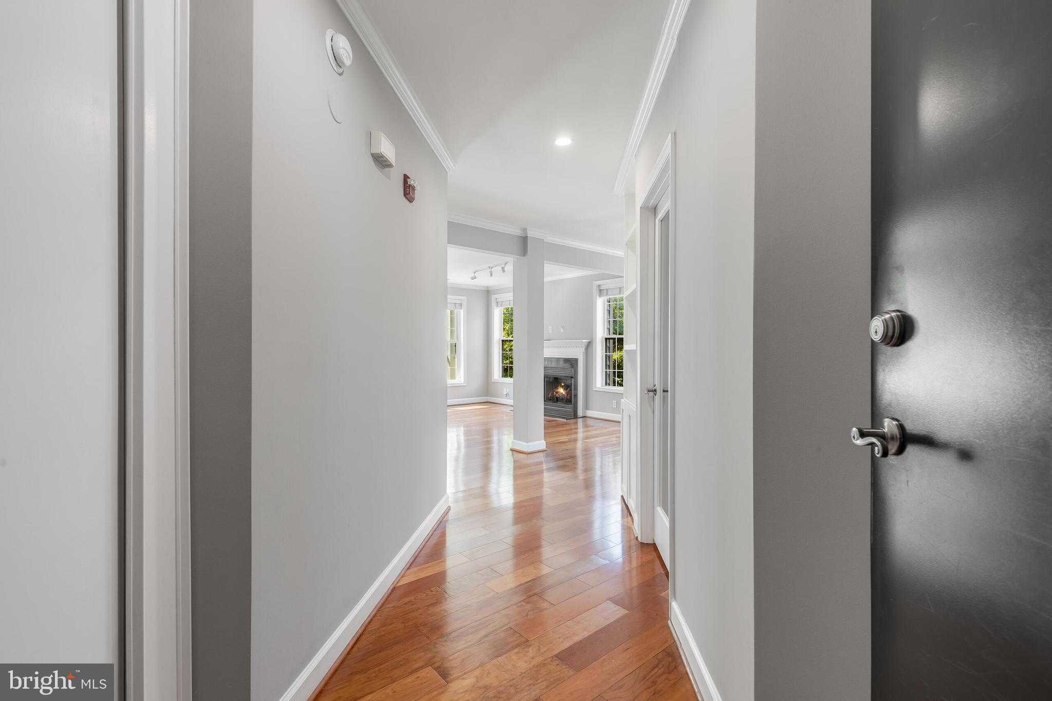 1423 N Rhodes St Apt 201 photo 7