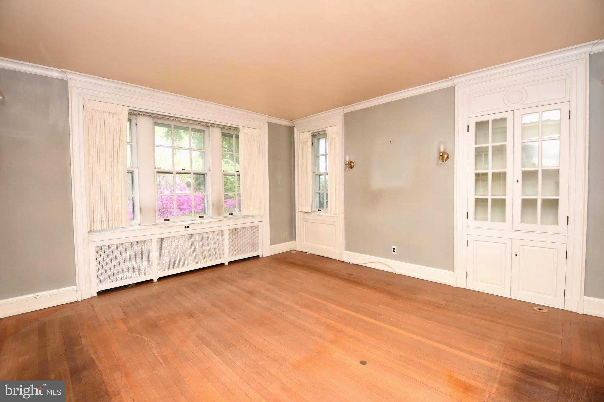 105 E Logan St photo 9