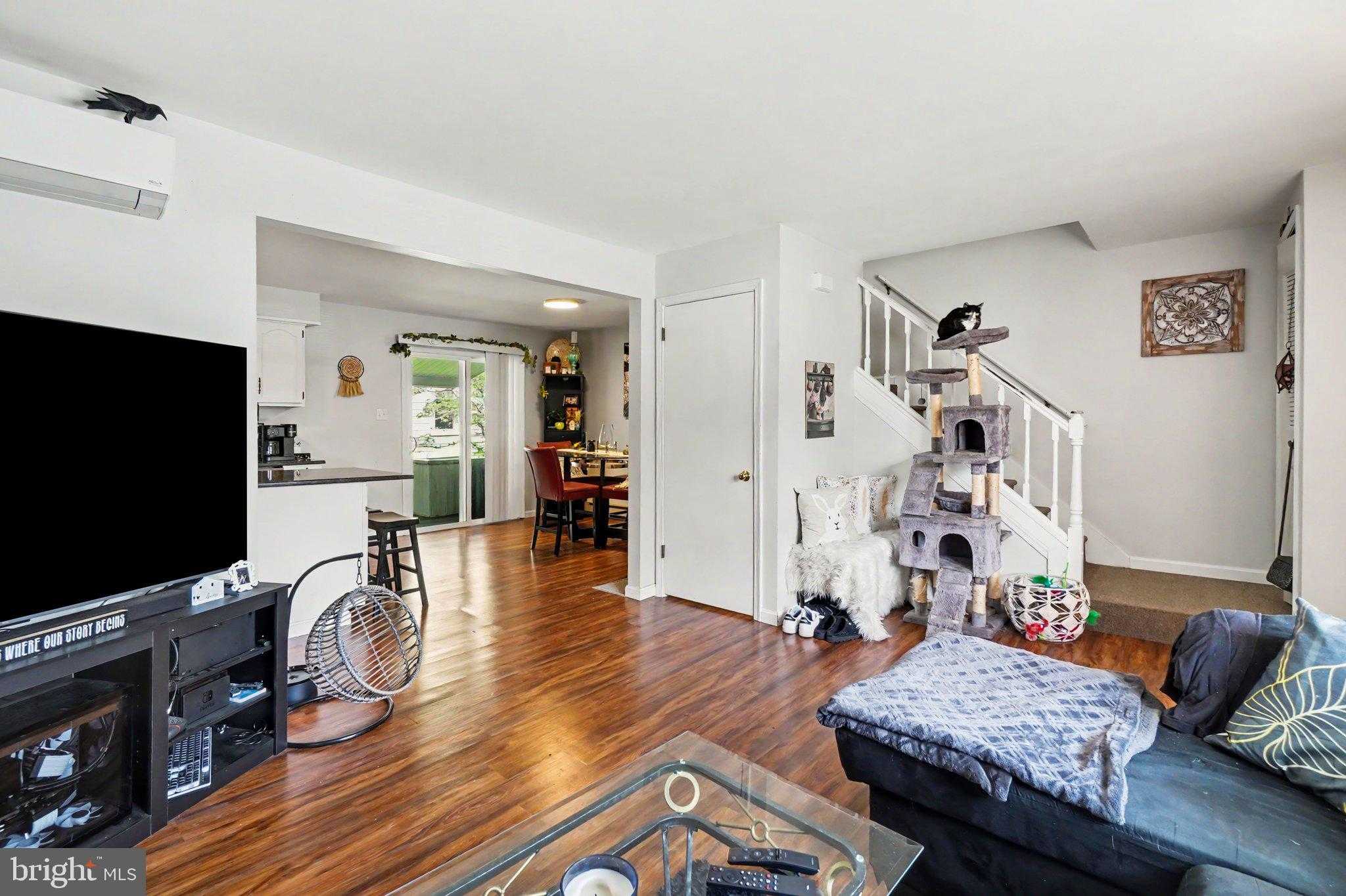 501 Center St photo 3