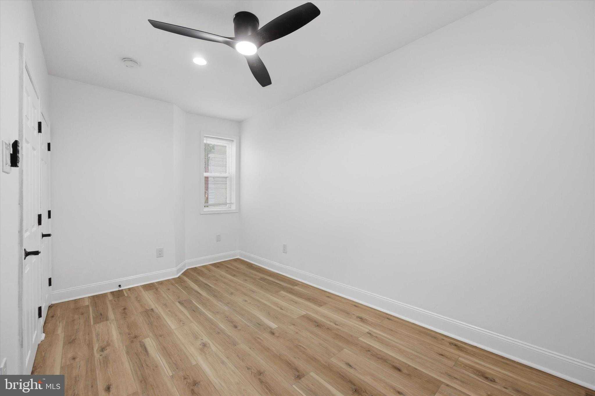 5551 Pemberton St photo 27