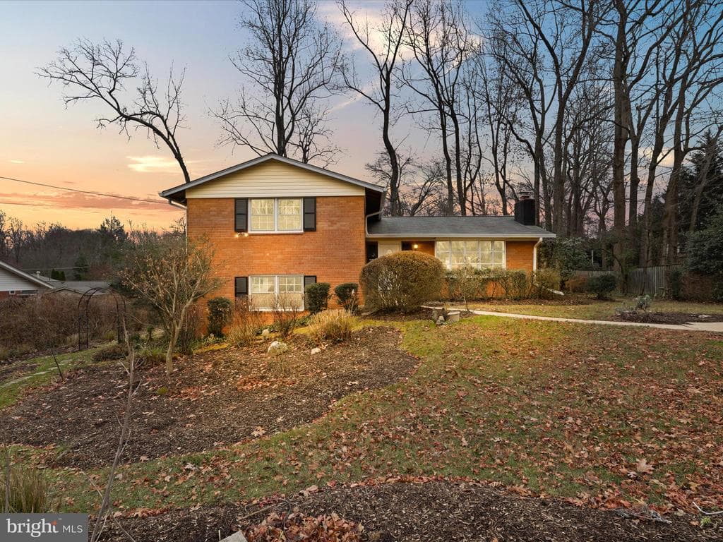 6815 Maplecrest Drive photo 1