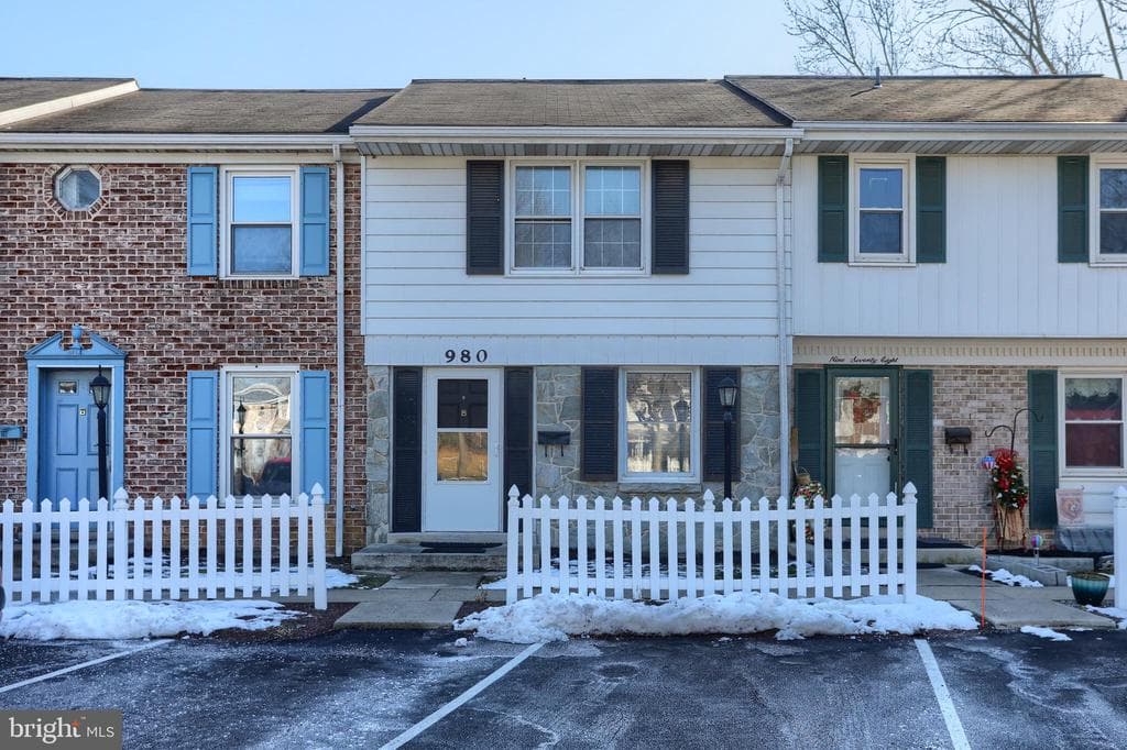 980 E Maple Street photo 1