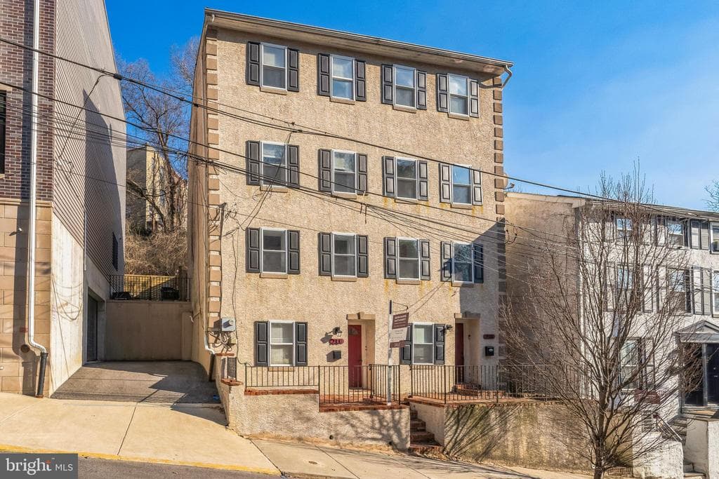 233 Lyceum Avenue photo 1