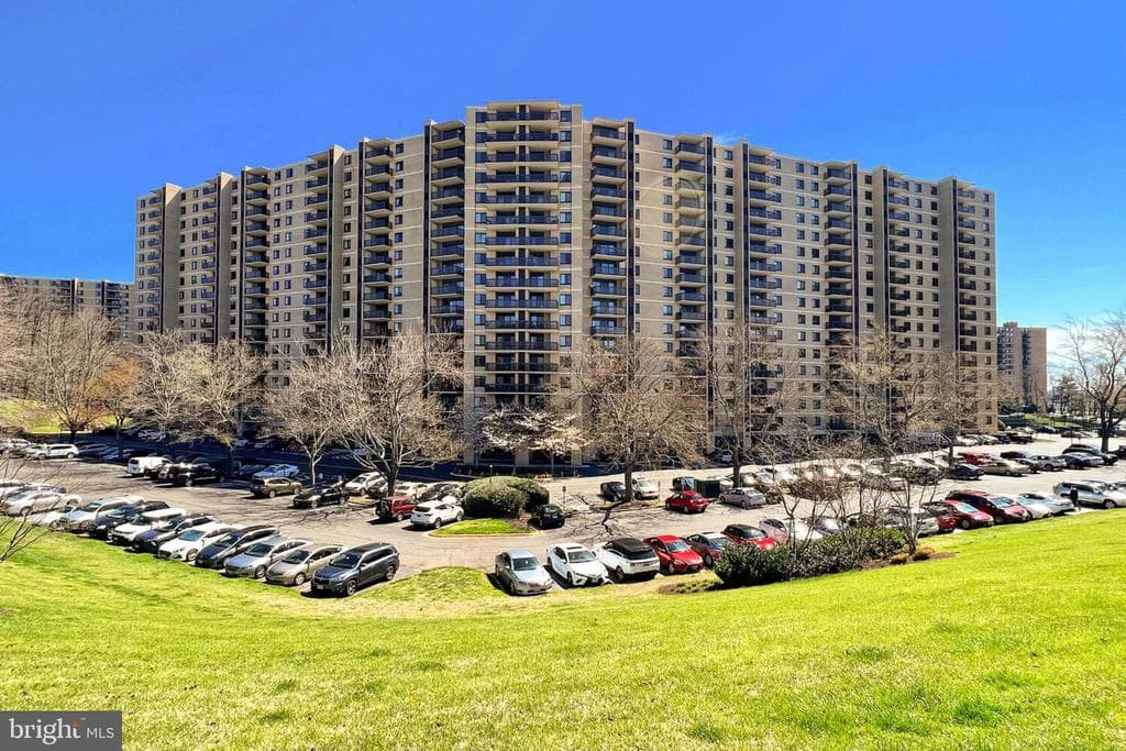 205 Yoakum Parkway #703 photo 1