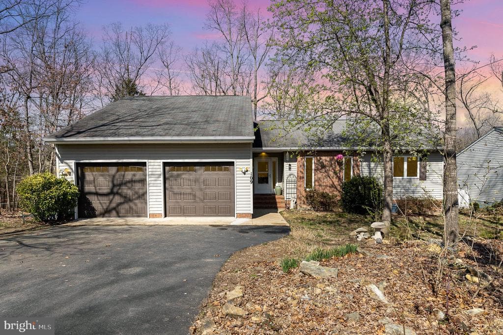 109 Republic Avenue photo 1