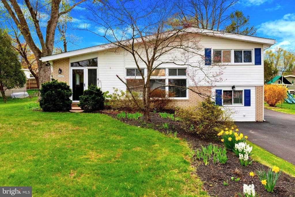 1542 Pulaski Drive photo 1