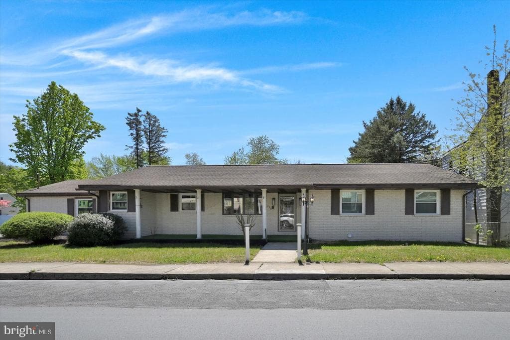 330 E Centre Street photo 1