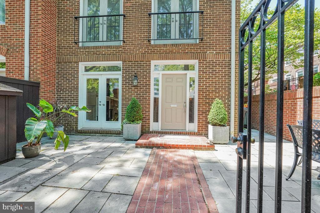 1036 N Randolph Street photo 1