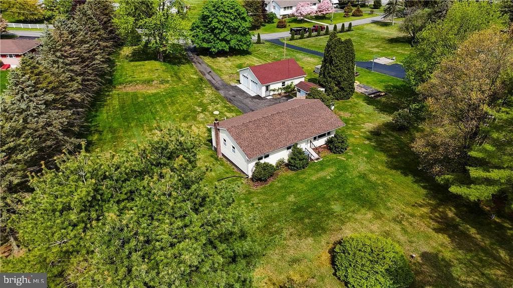 990 E James Street photo 1