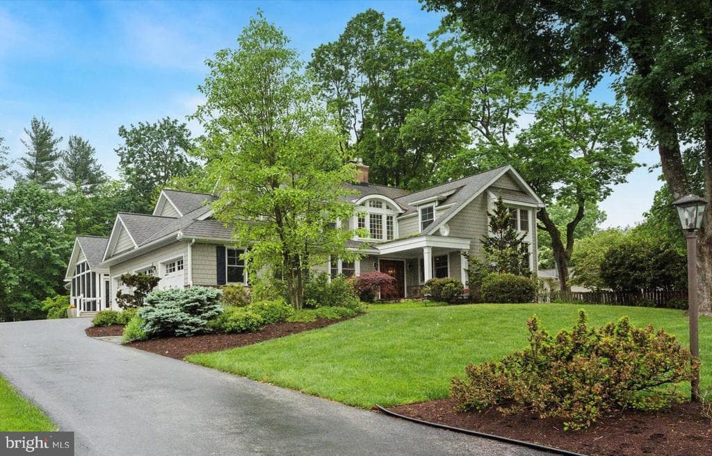 648 Spruce Lane photo 1