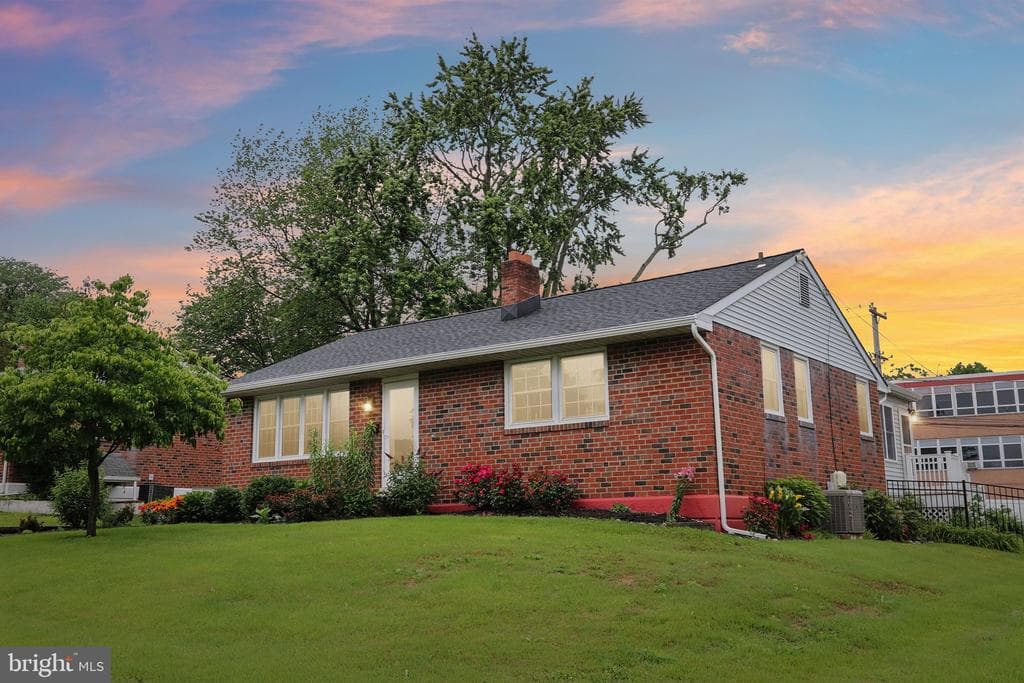 407 Pinecrest Road photo 1