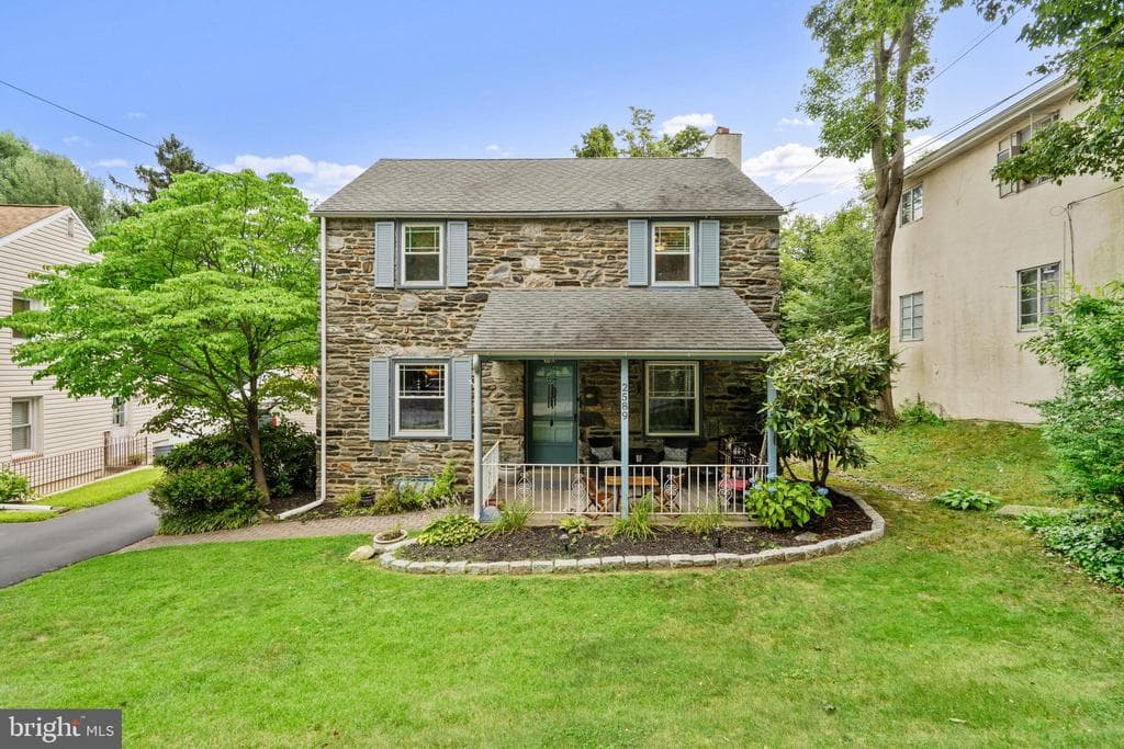 2589 Radcliffe Road photo 1