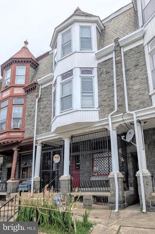 205 W Greenwich Street photo 1
