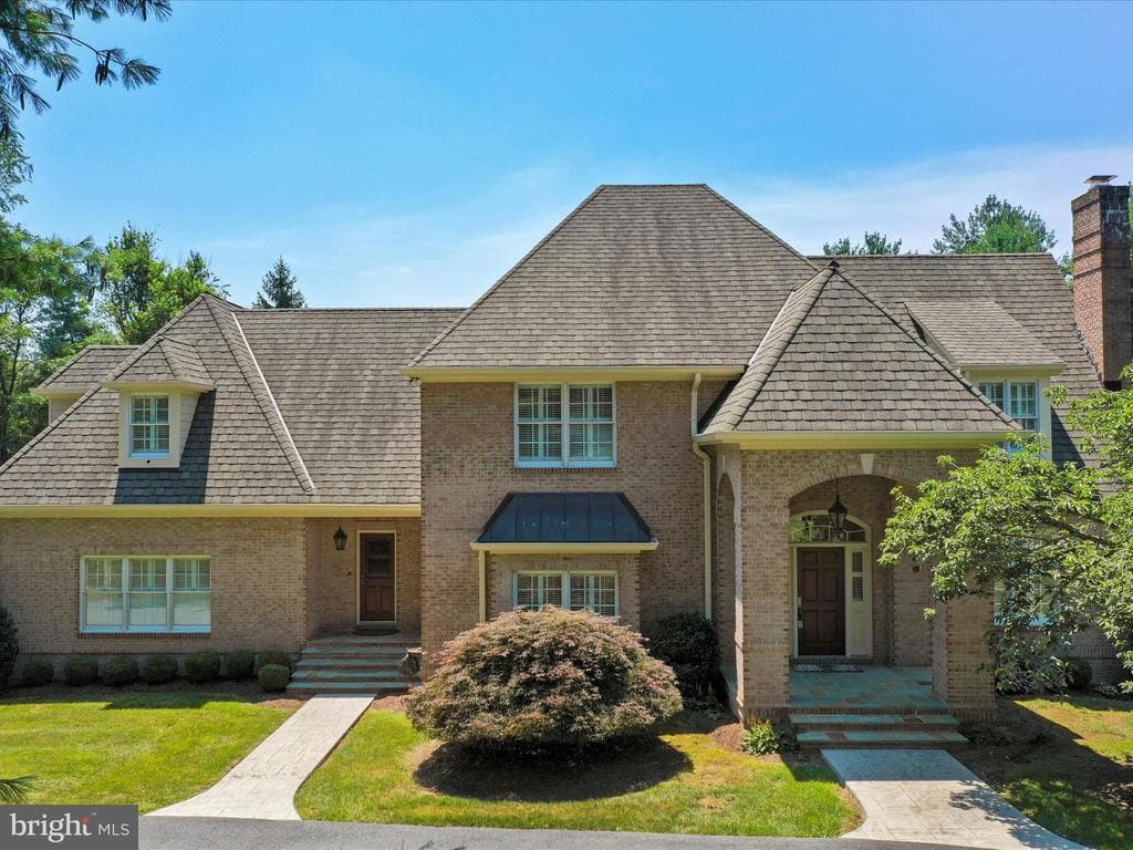 325 Windsor Lane photo 1