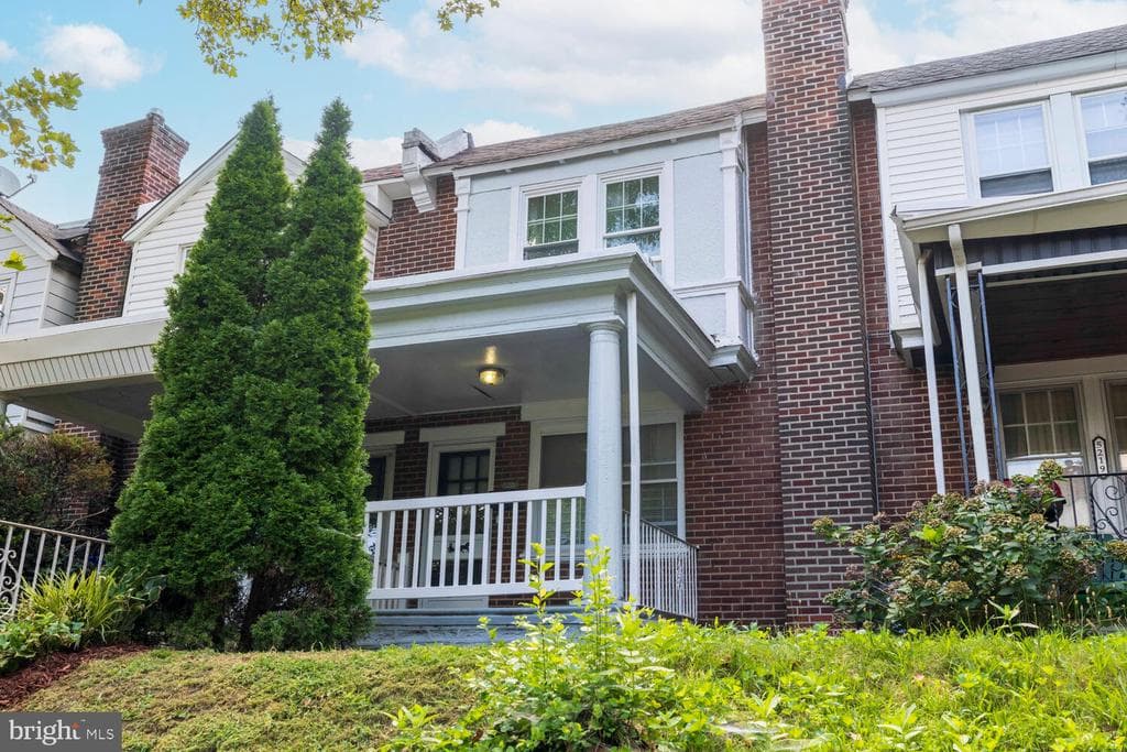 5221 Akron Street photo 1