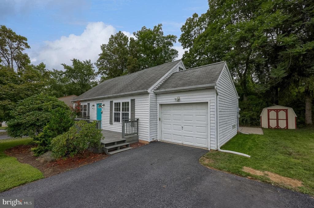 983 Blue Jay Road photo 1