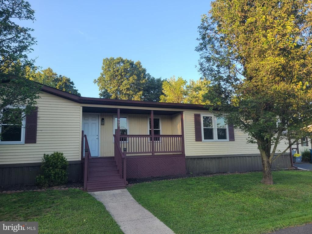 902 Lakeview Drive photo 1