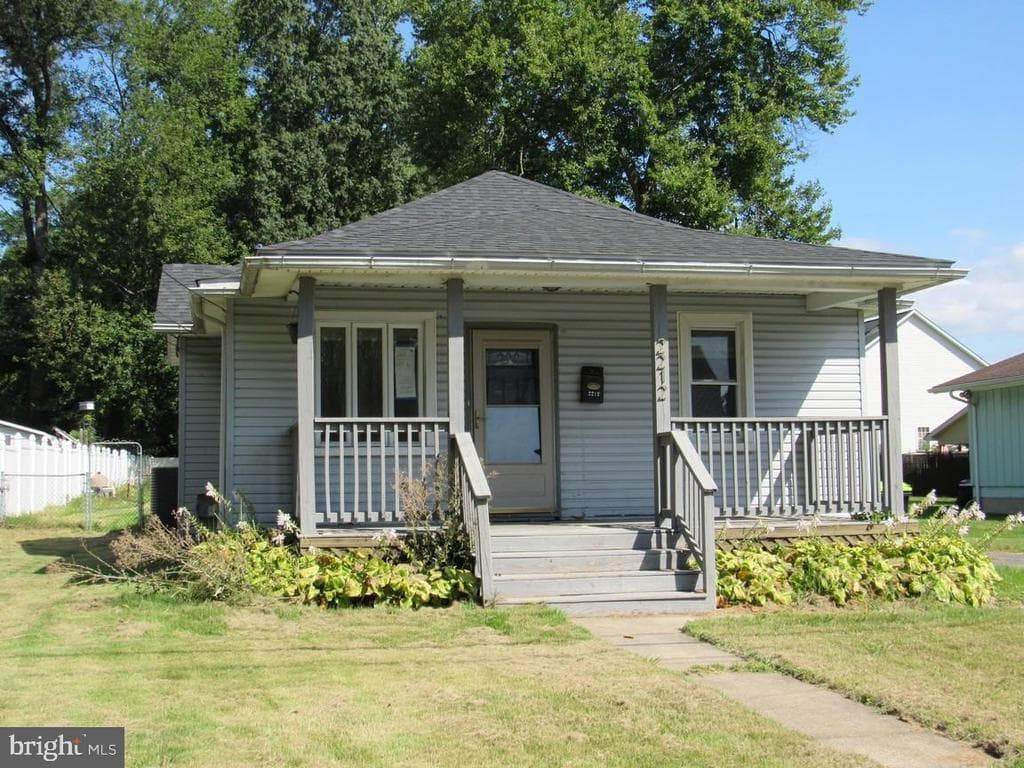 2212 Pine Street photo 1